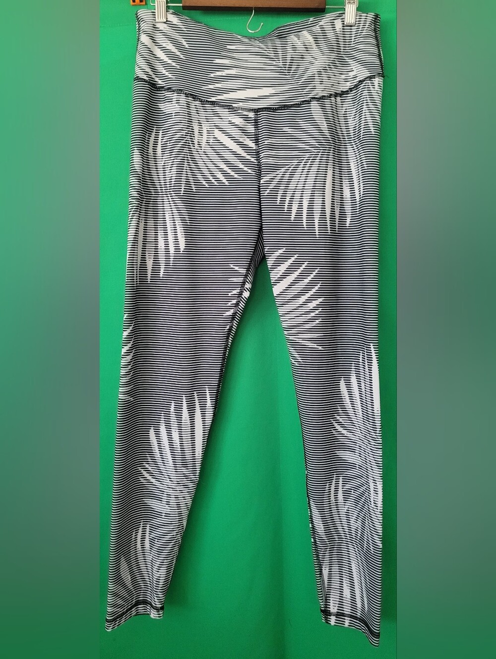 Old Navy Active Go-Dry Black & White Palm Leaf Striped Leggings XL Fitted Women